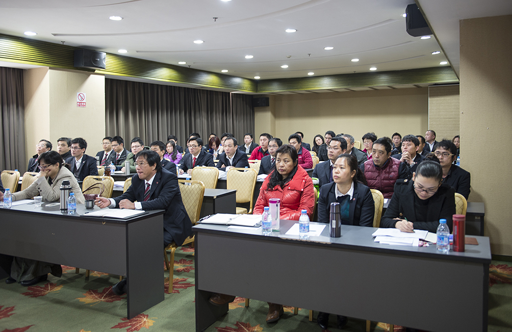 学员们聚精会神地听课并不时与讲师互动